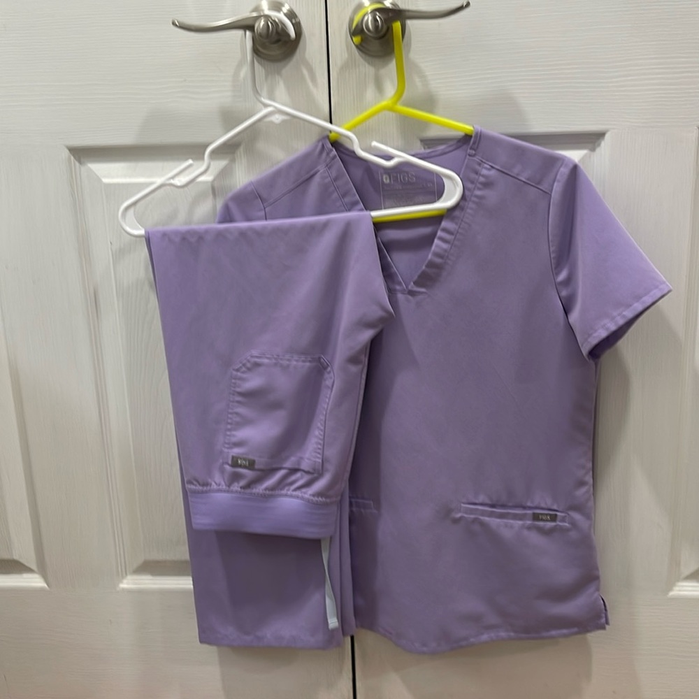 Lilac fig scrub set XS top, S bottoms